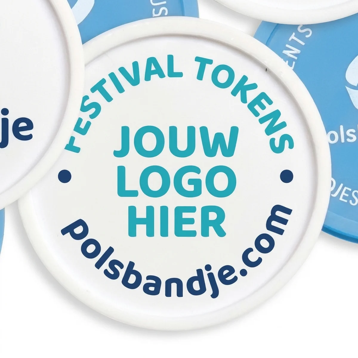 Close-up van een witte kunststof munt met bedrukte tekst en logo