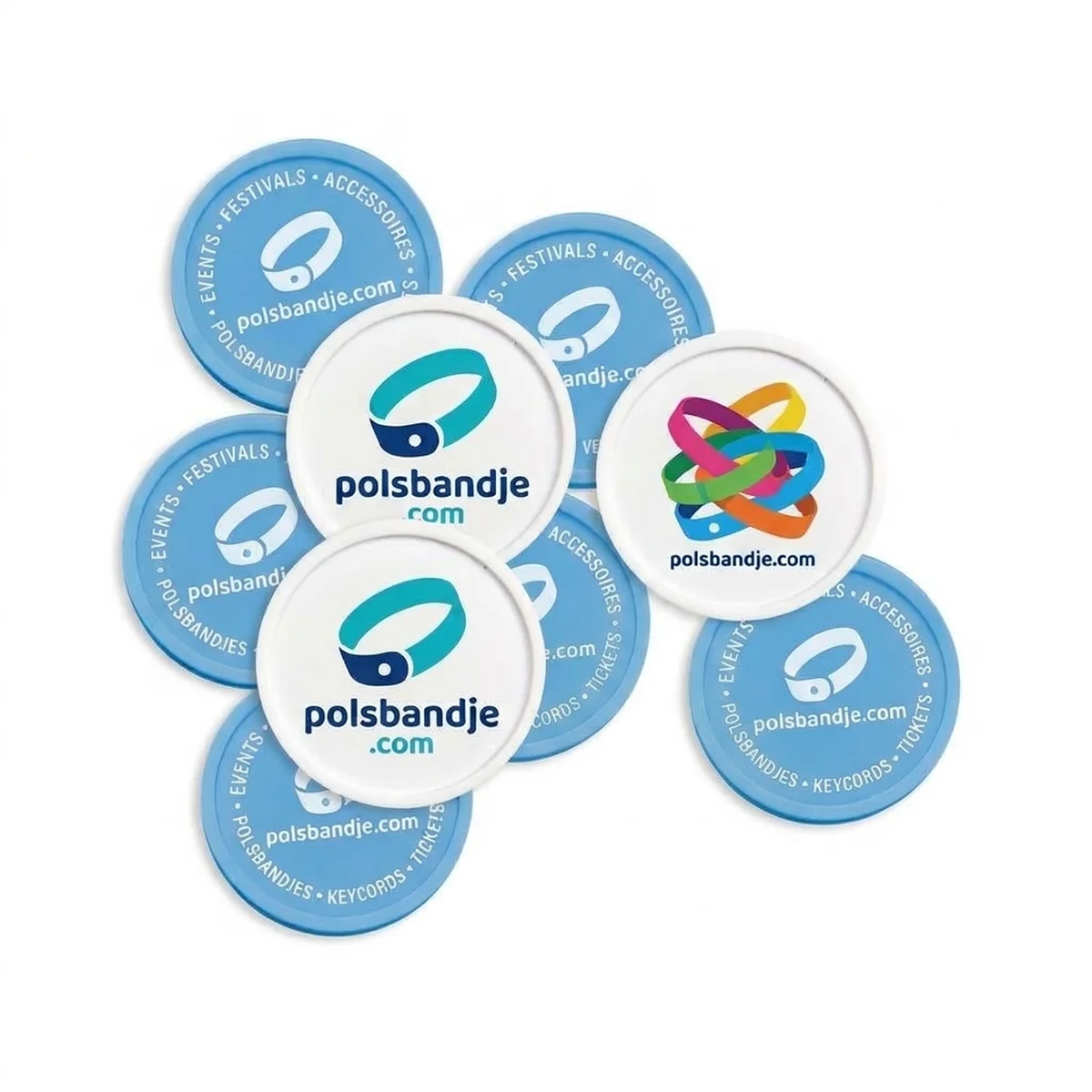 Lichtblauwe en witte kunststof munten met full colour logo, voorbeeld van bedrukking